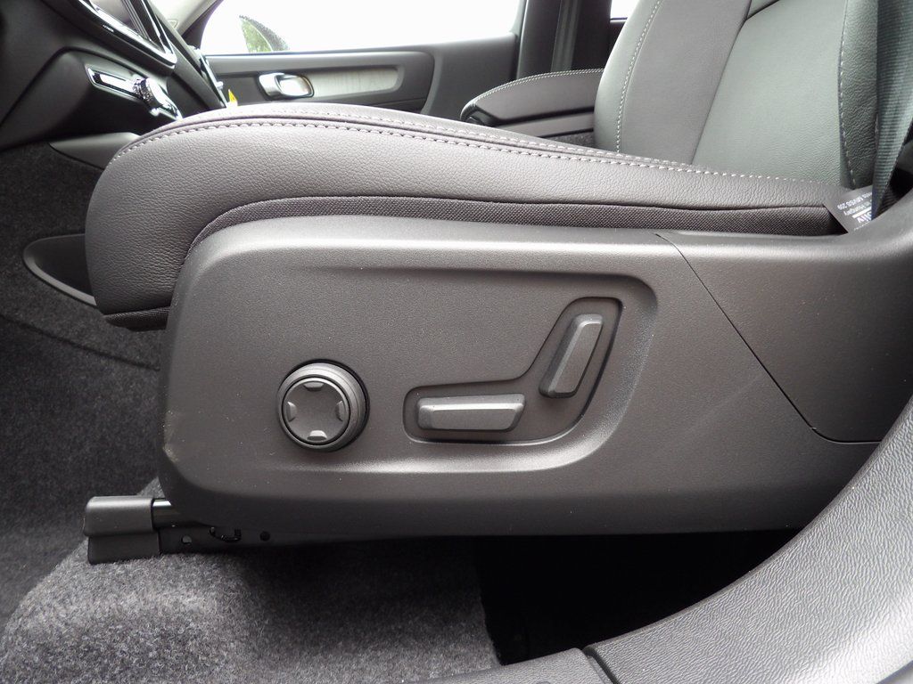 2025 Volvo XC40 Core - Photo 15