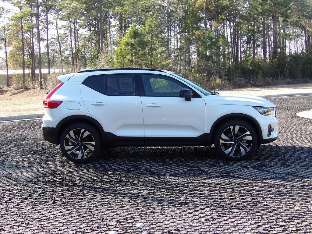 New 2025 Volvo XC40 B5 Plus Dark Theme SUV