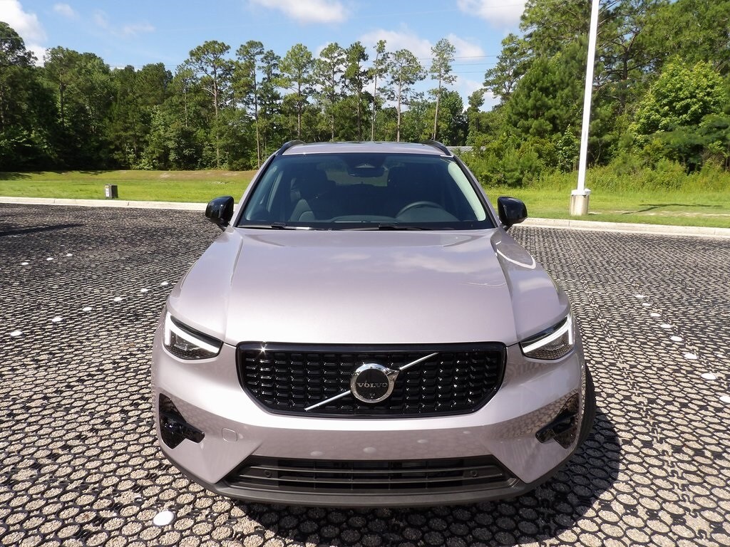 2026 Volvo XC40 Plus photo 2