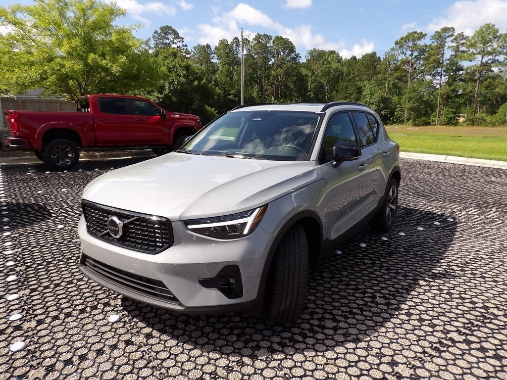 2026 Volvo XC40 Plus photo 3