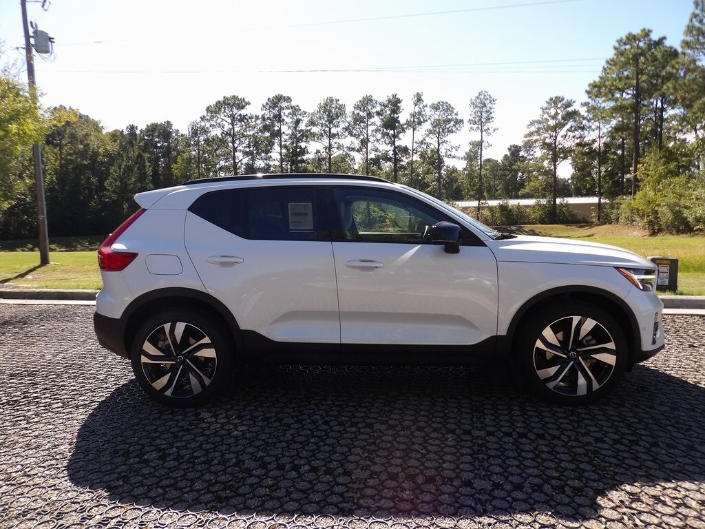 2026 Volvo XC40 photo 4