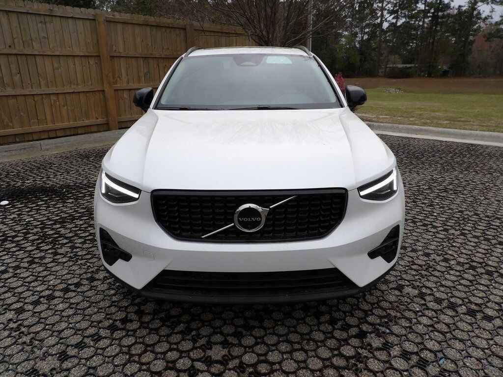 New 2025 Volvo XC40 B5 Ultra Dark Theme SUV