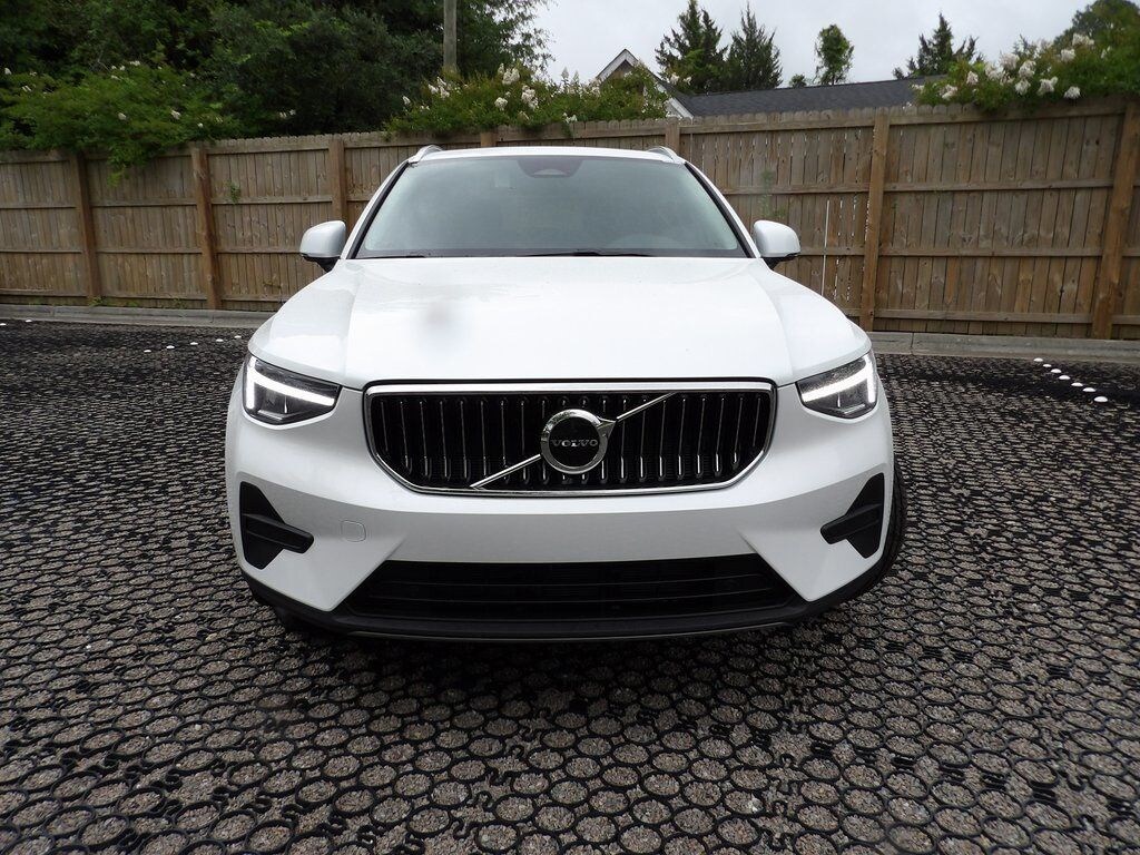 New 2025 Volvo XC40 B5 Core Bright Theme SUV