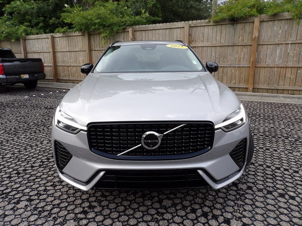 2025 Volvo XC60 Plus photo 2