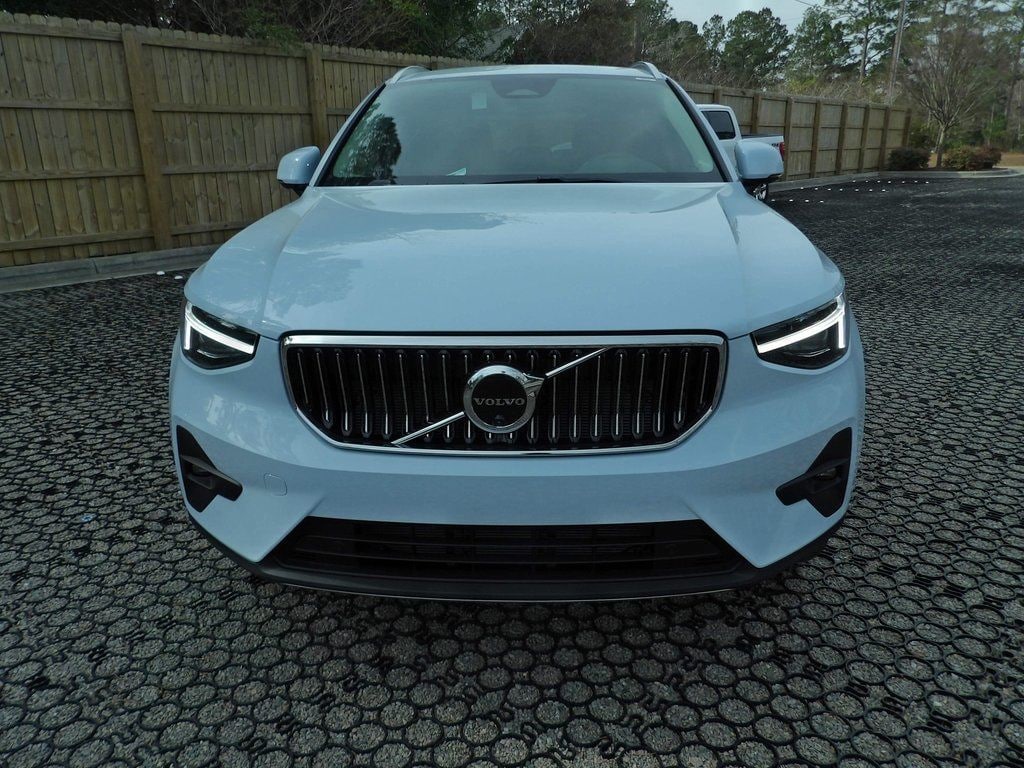 New 2025 Volvo XC40 B5 Ultra Bright Theme SUV