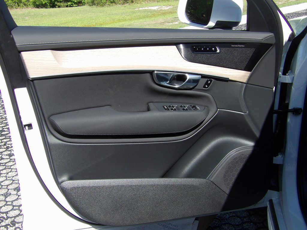 2025 Volvo XC90 Plus - Photo 18