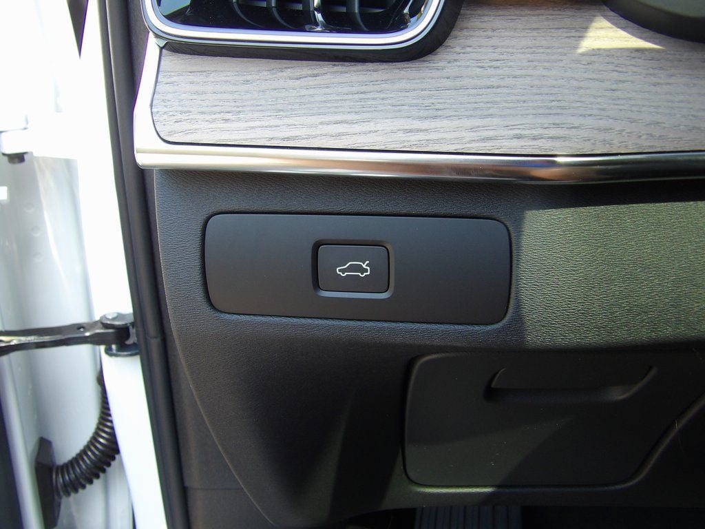 2025 Volvo XC90 Plus - Photo 21
