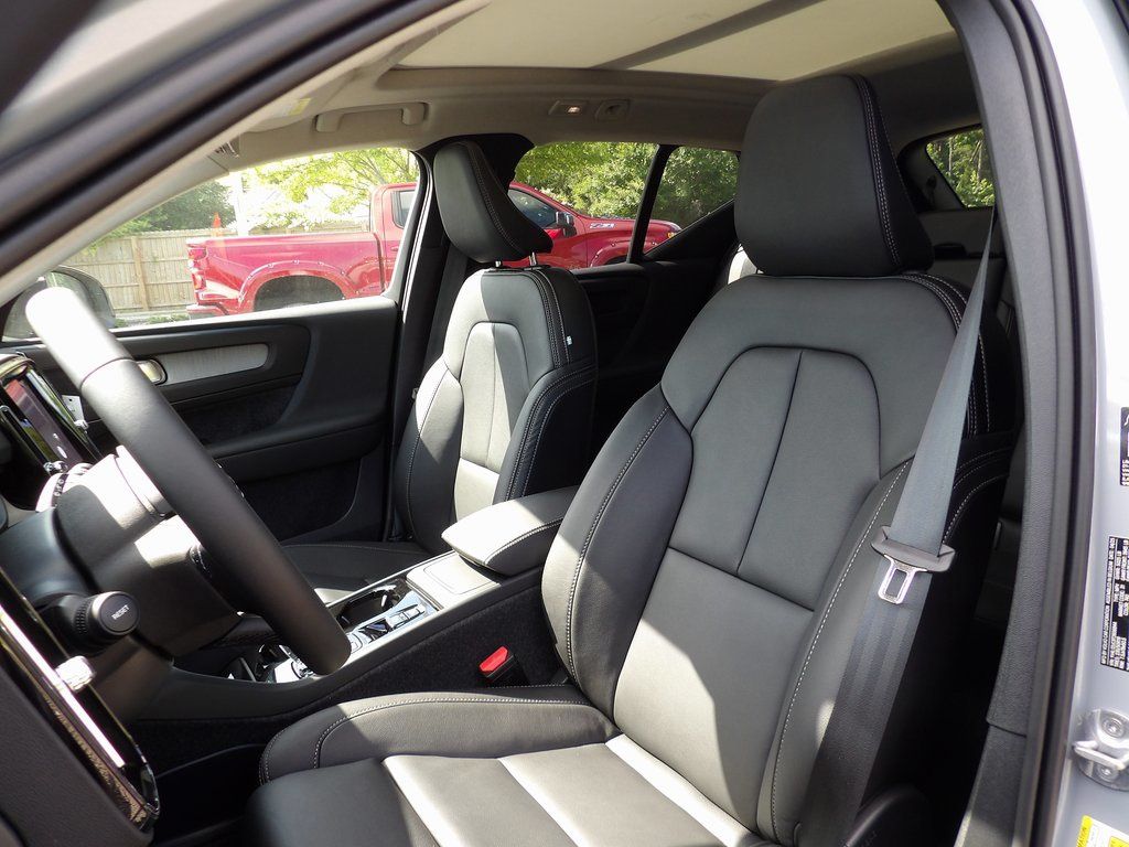 2026 Volvo XC40 Plus - Photo 10