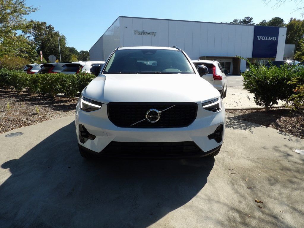 New 2026 Volvo XC40 B5 Plus SUV