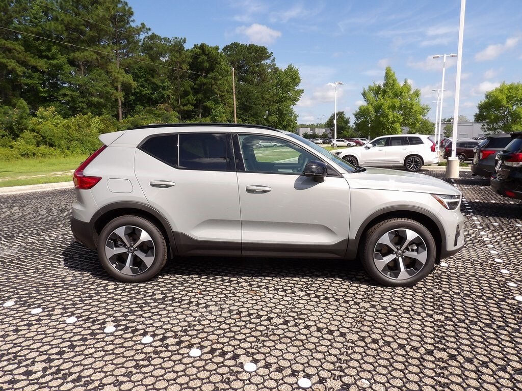 2026 Volvo XC40 Plus photo 4