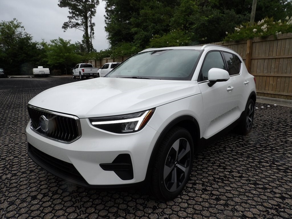 2025 Volvo XC40 Core photo 3