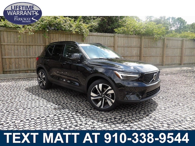 2025 Volvo XC40 B5 Plus Dark Theme AWD SUV