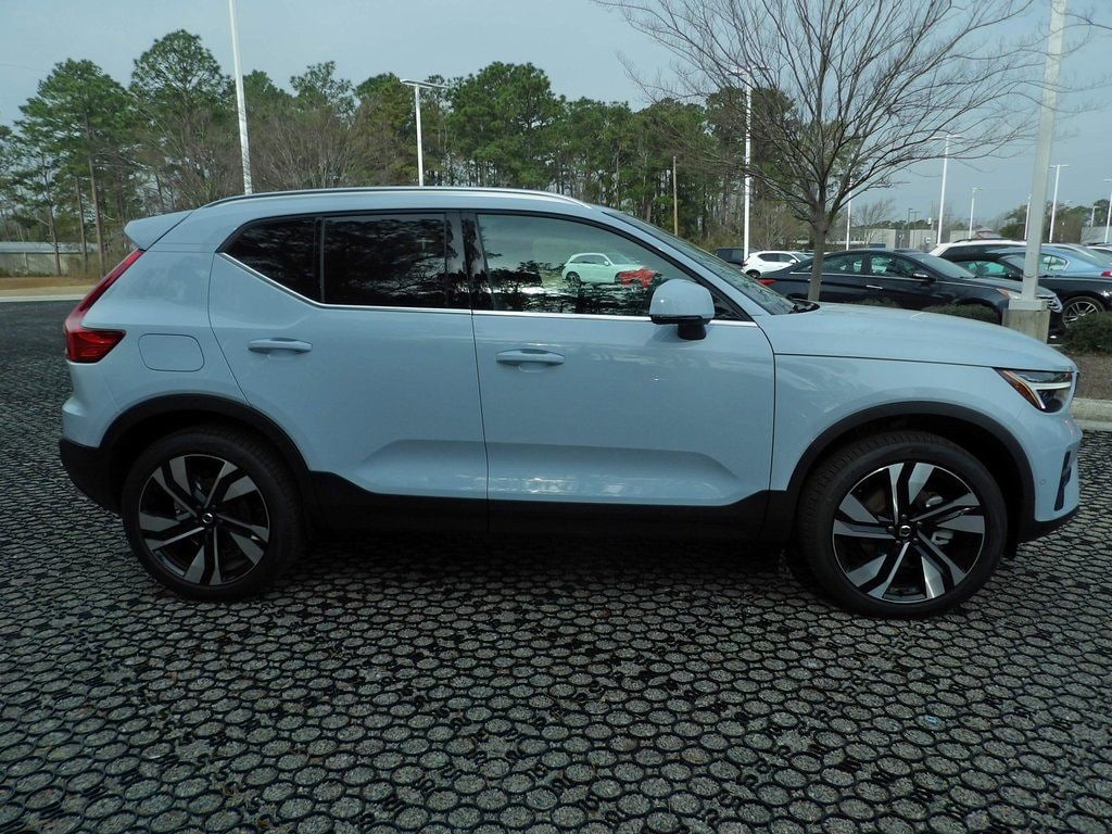 New 2025 Volvo XC40 B5 Ultra Bright Theme SUV