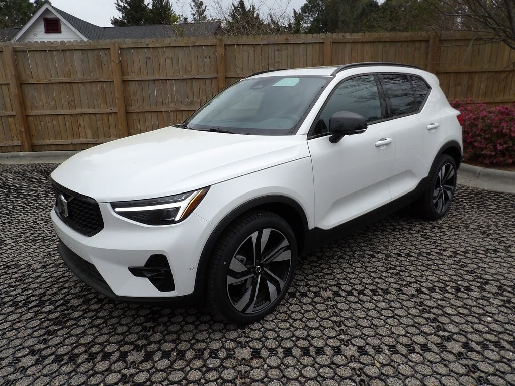 2025 Volvo XC40 photo 3