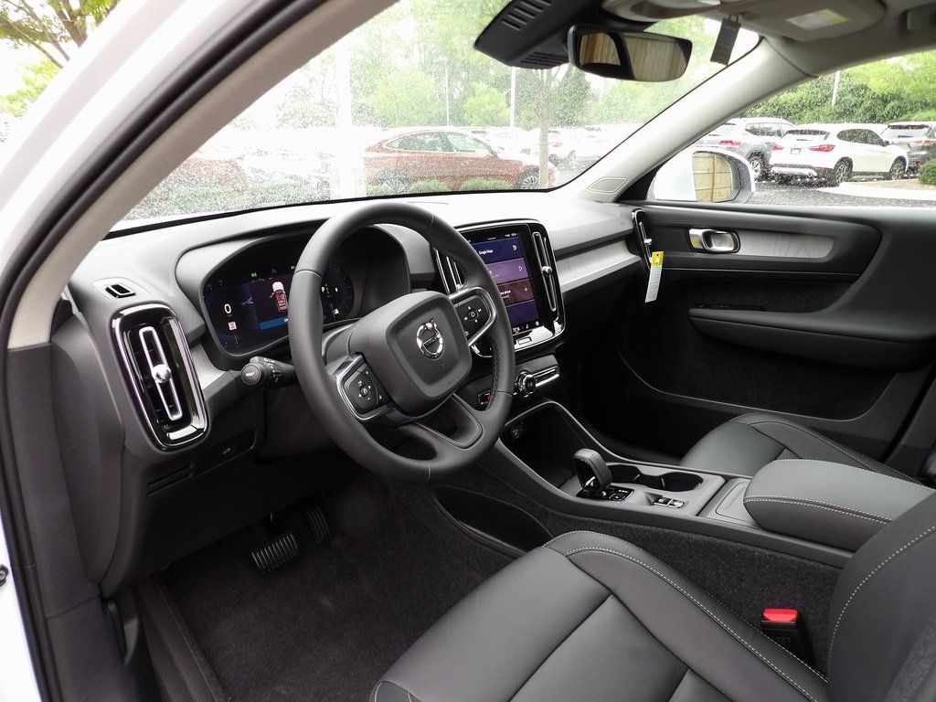 2025 Volvo XC40 Core - Photo 13