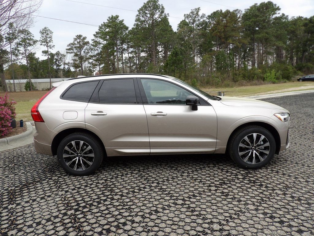 New 2025 Volvo XC60 B5 Core SUV