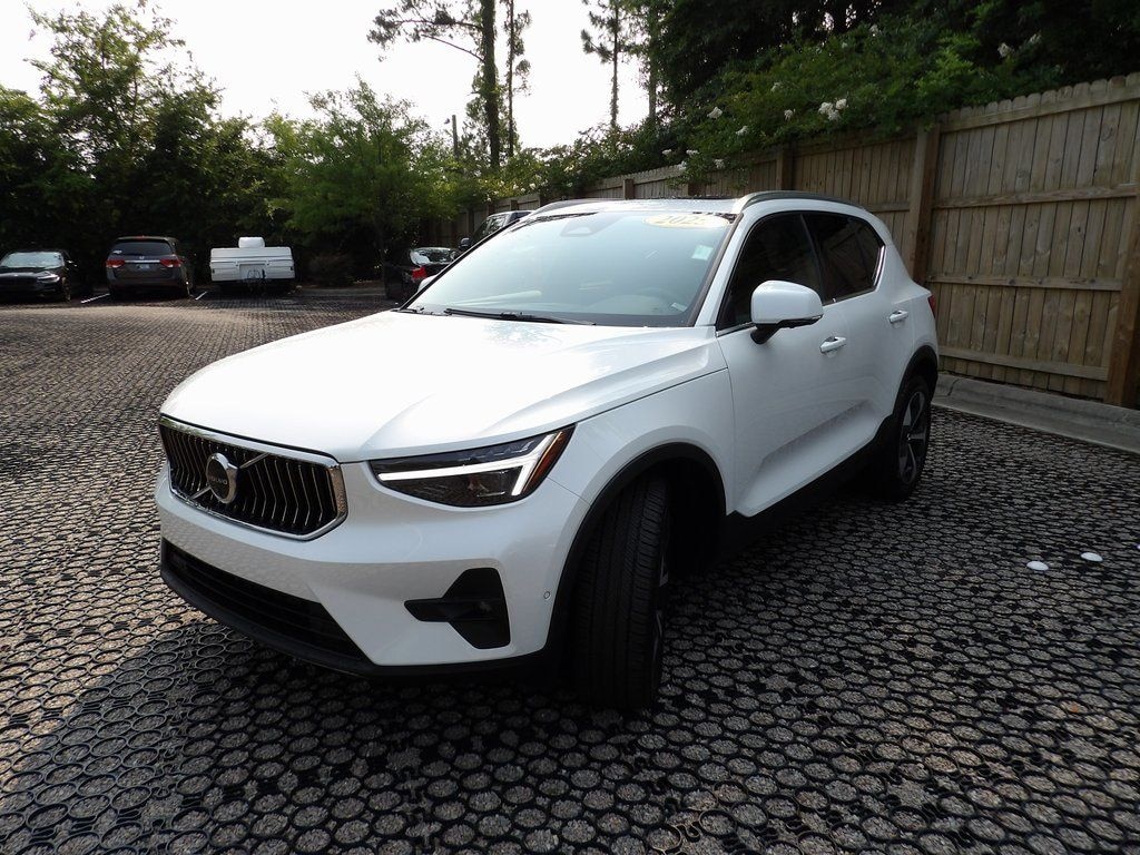 New 2025 Volvo XC40 B5 Plus Bright Theme SUV