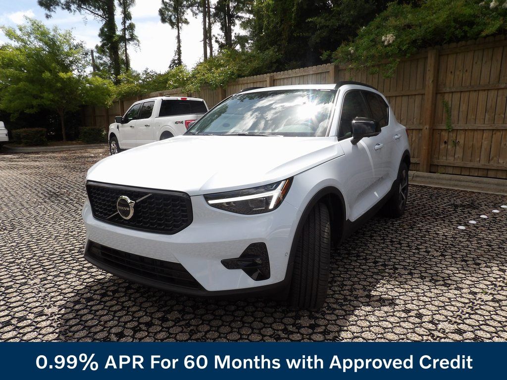2026 Volvo XC40 Plus - Photo 3