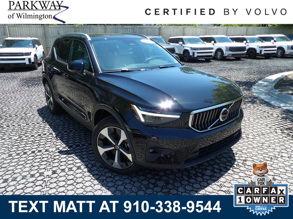 Onyx Black Metallic 2024 Volvo XC40 B5 Plus Bright Theme AWD SUV / Crossover All-Wheel Drive Automatic