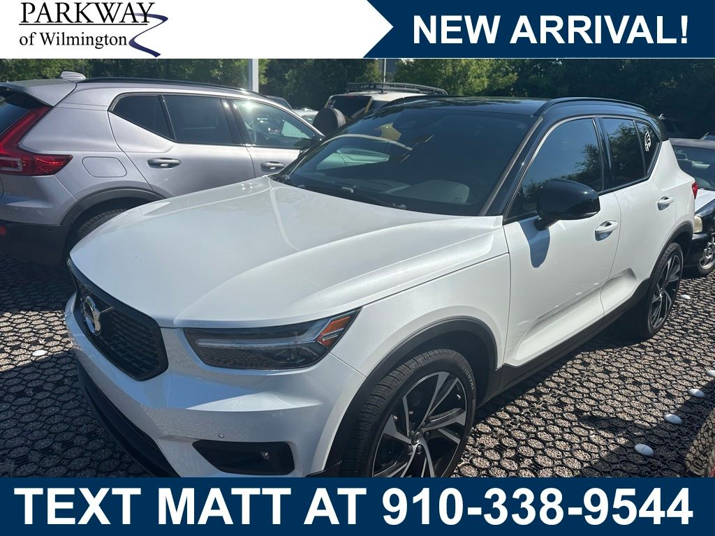 2021 Volvo XC40 T4 R-Design's photo