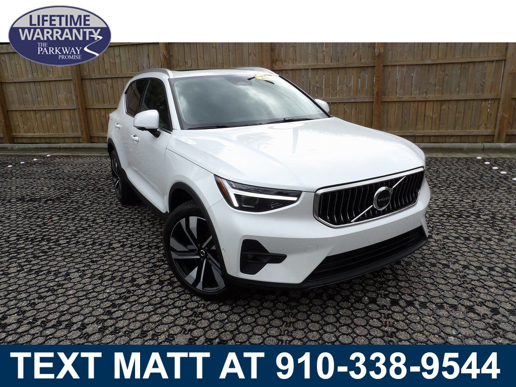 2025 Volvo XC40 Plus's photo