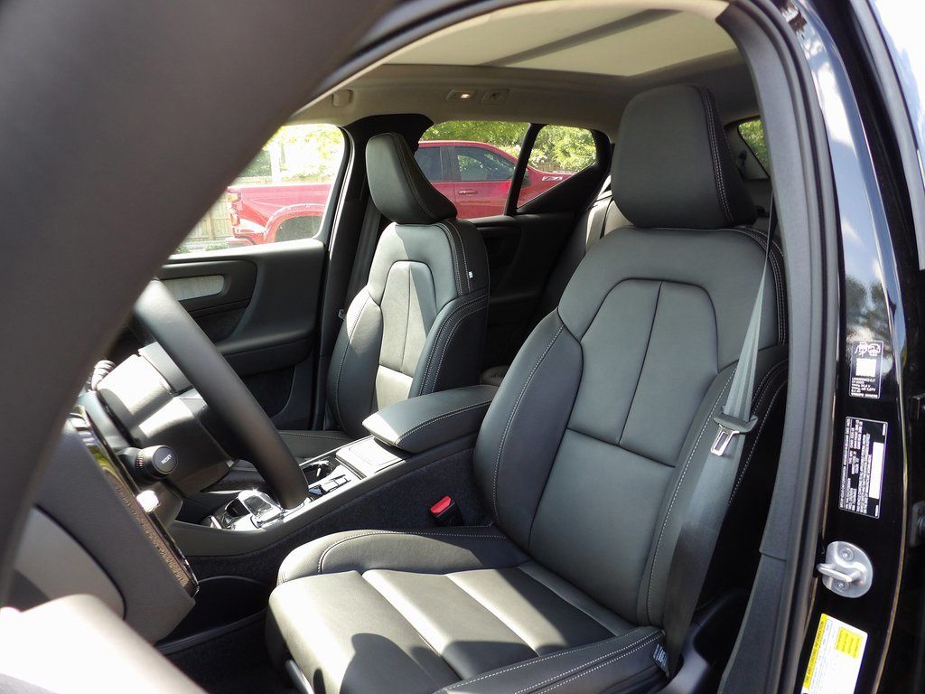 2026 Volvo XC40 Plus - Photo 10
