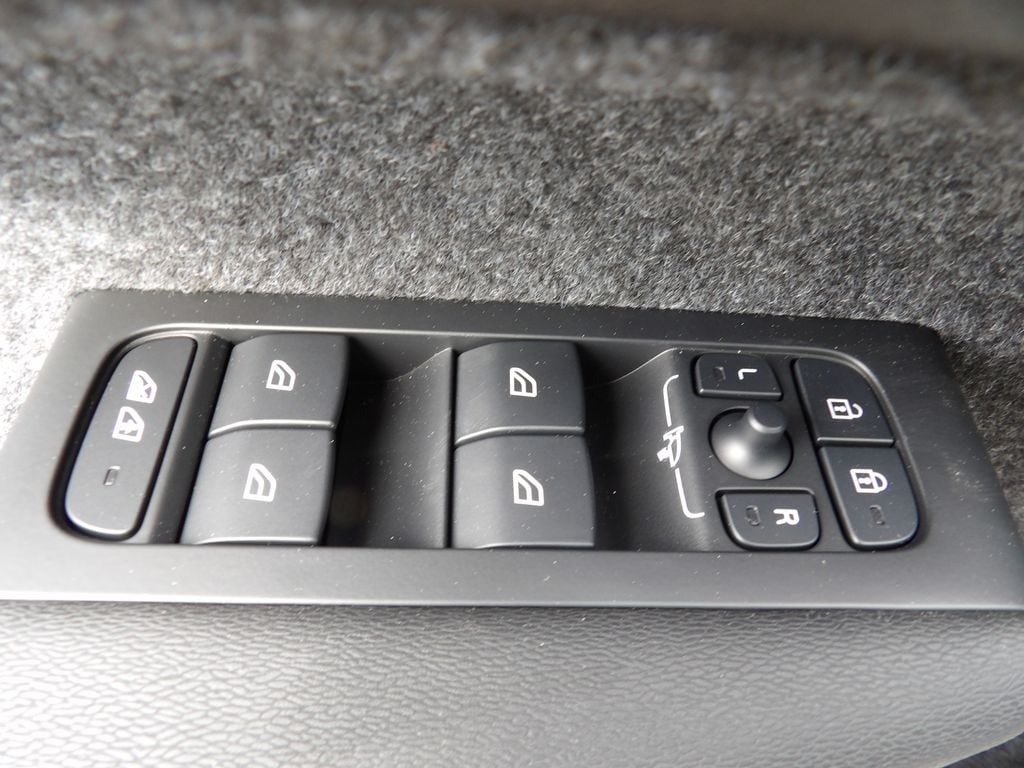 2025 Volvo XC40 Ultra - Photo 9