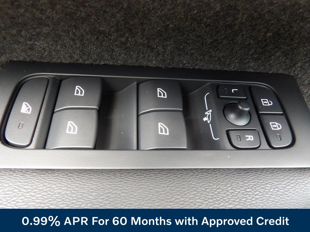 2026 Volvo XC40 Plus - Photo 10