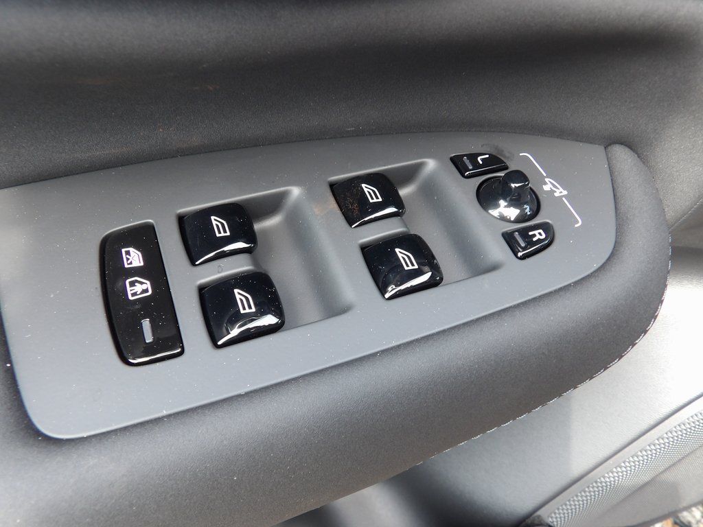 2025 Volvo XC90 Plus - Photo 20