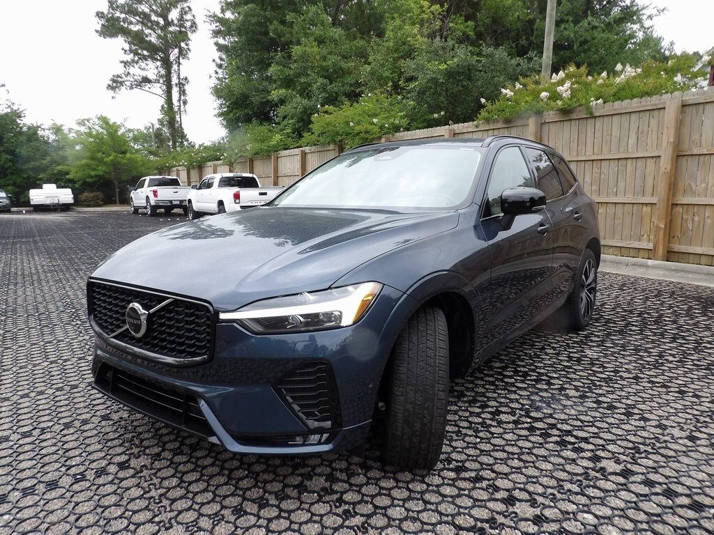 2025 Volvo XC60 B5 Plus photo 3