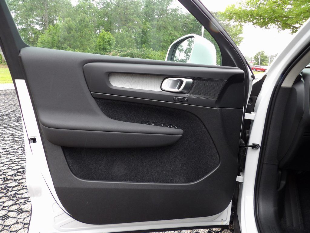 2025 Volvo XC40 Core - Photo 9