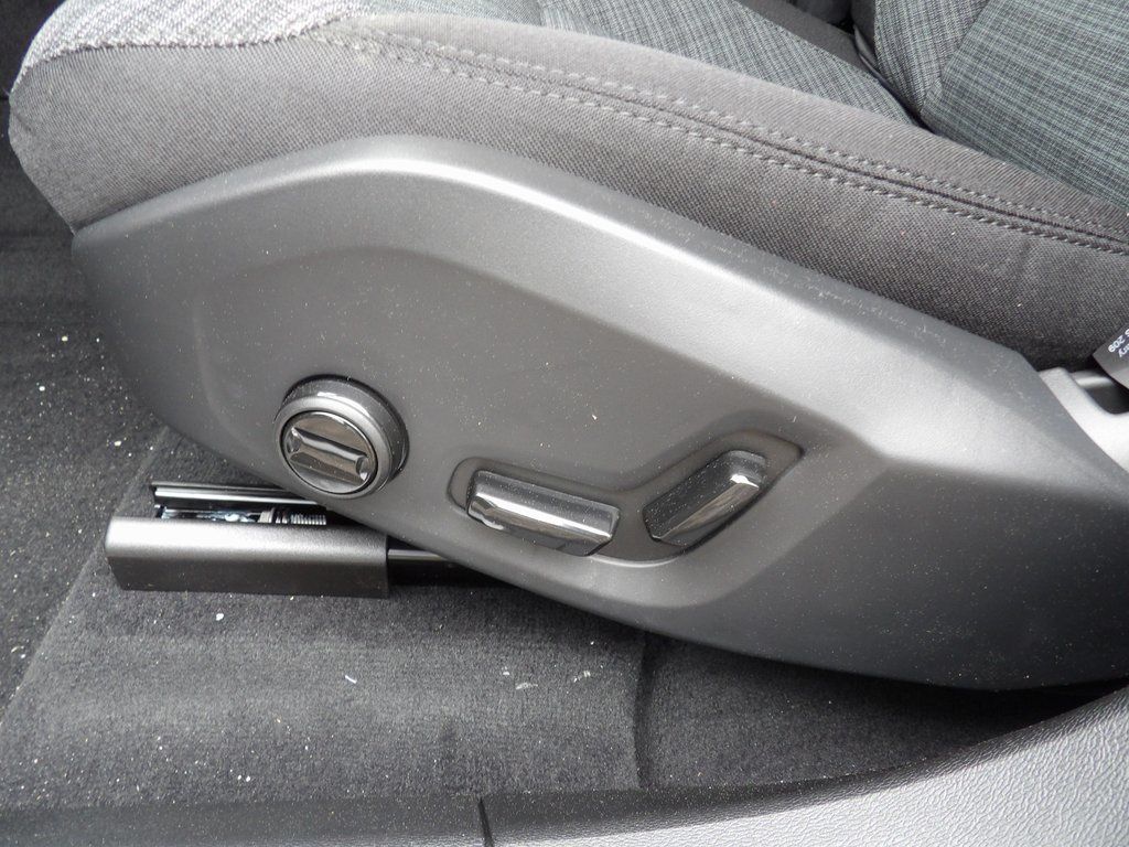 2025 Volvo XC60 Core - Photo 9