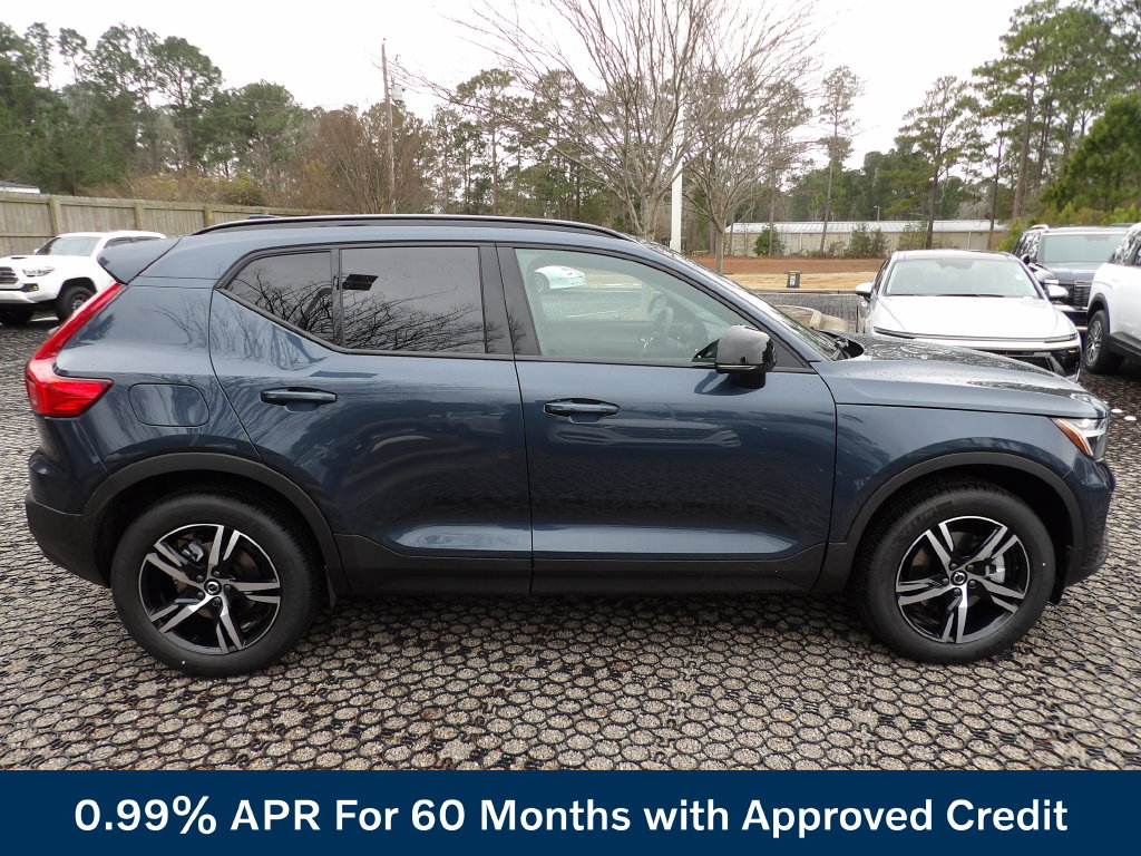 New 2026 Volvo XC40 B5 Core SUV