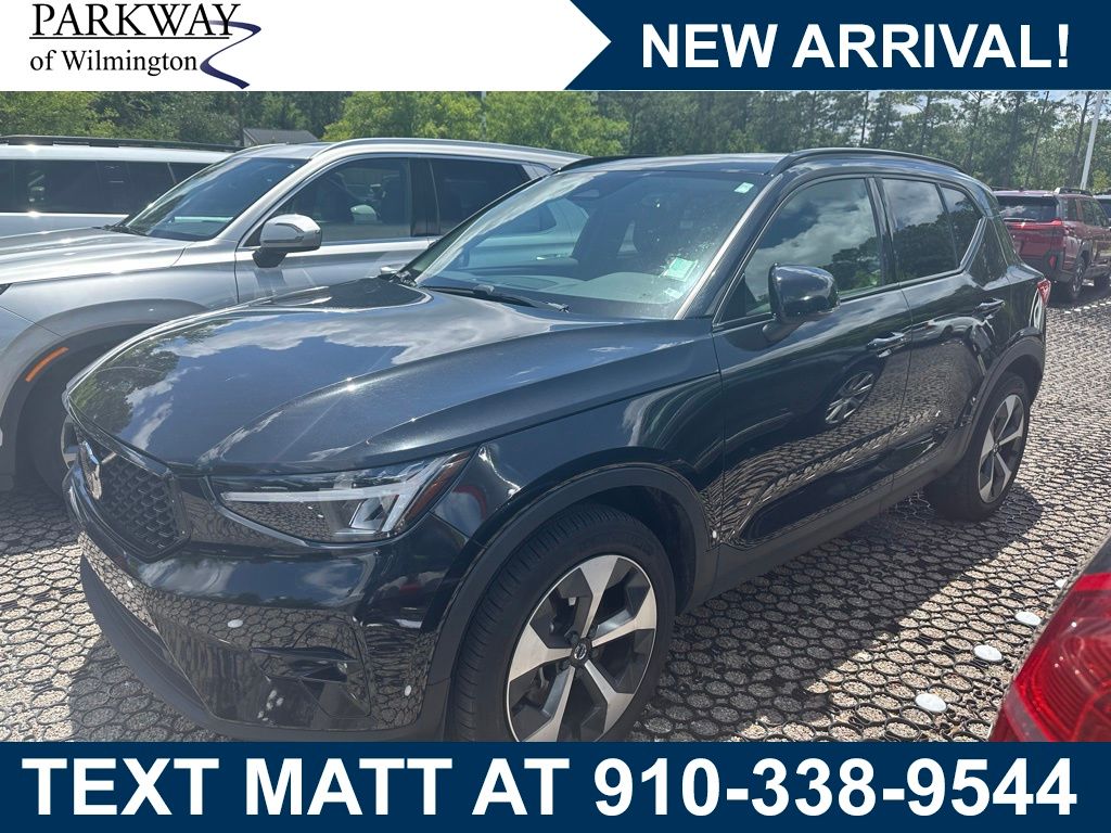 2024 Volvo XC40 B5 Plus Dark AWD's photo