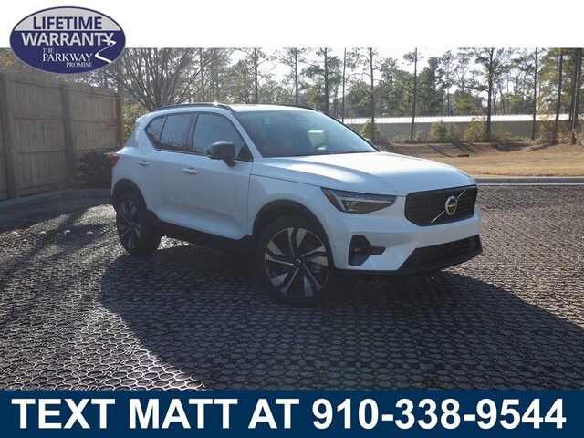 2025 Volvo XC40 B5 Plus Dark Theme AWD SUV