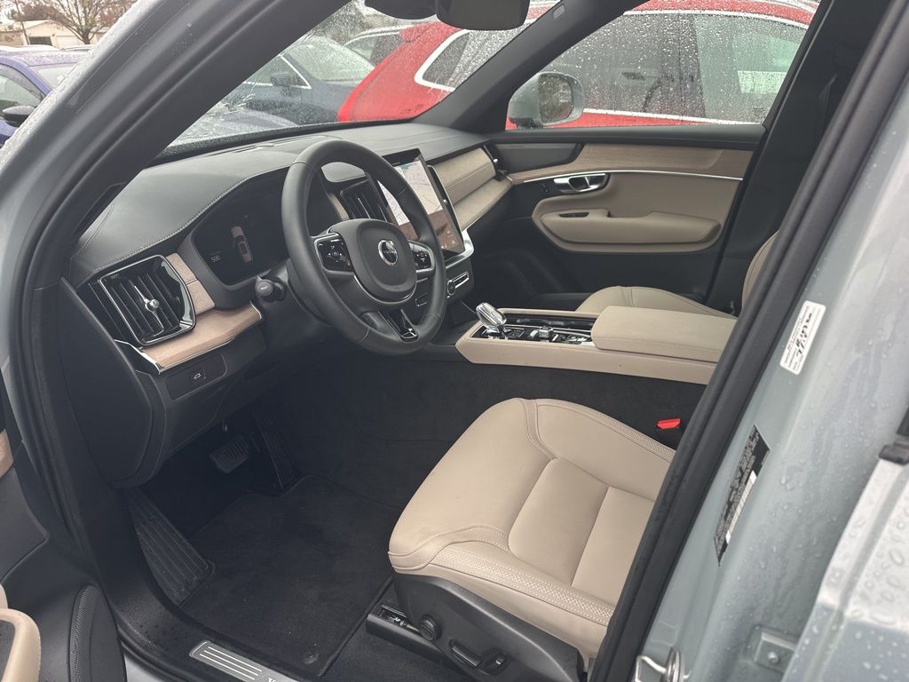 2025 Volvo XC90 Plus photo 2