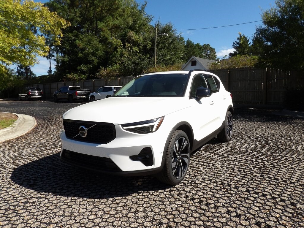 2026 Volvo XC40 photo 3