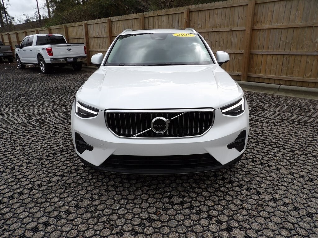 2025 Volvo XC40 Plus photo 2