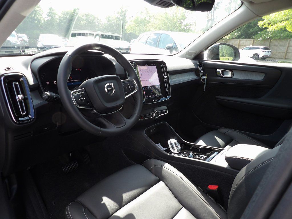 2026 Volvo XC40 Plus - Photo 9