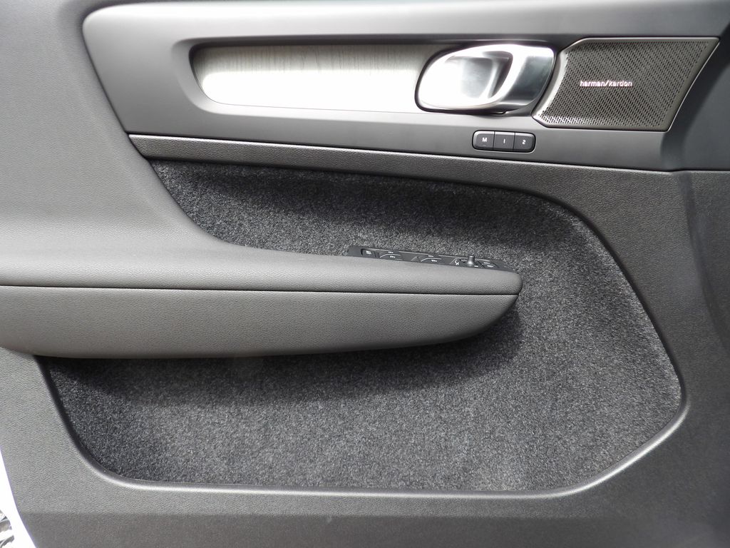 2025 Volvo XC40 Ultra - Photo 8