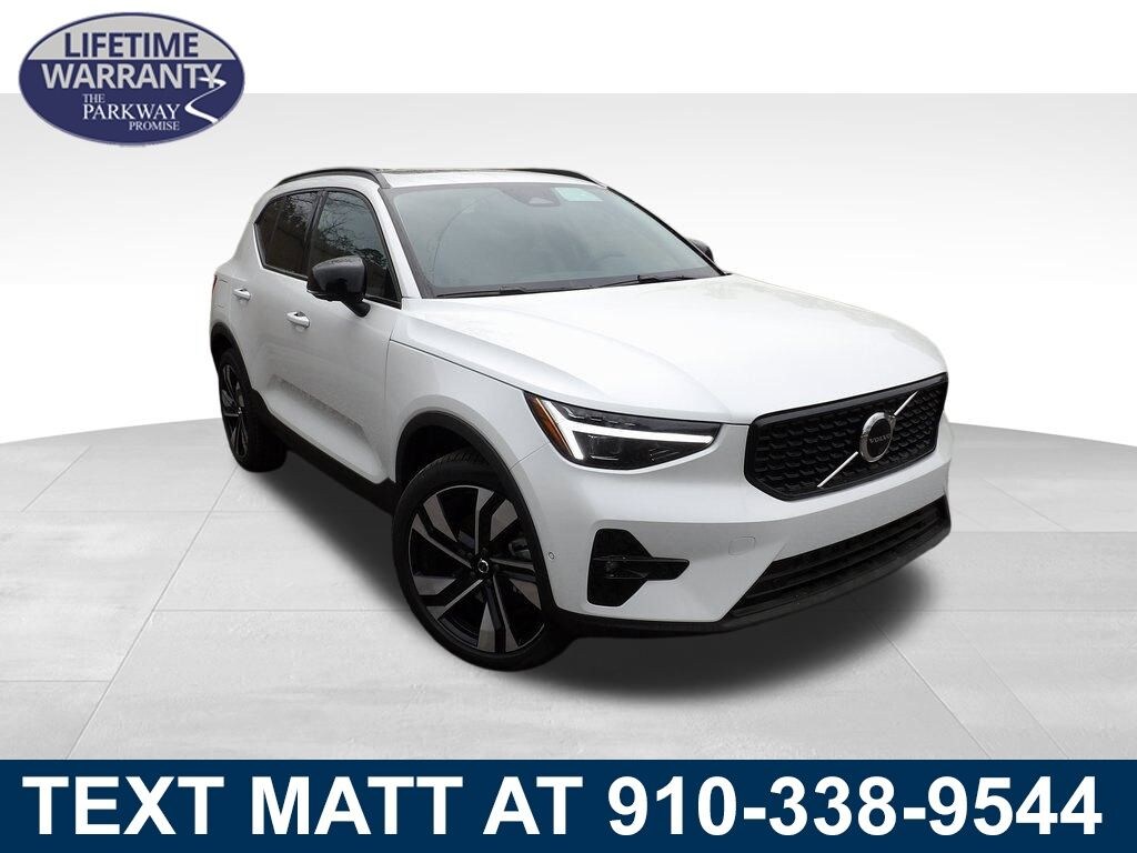New 2025 Volvo XC40 B5 Ultra Dark Theme SUV