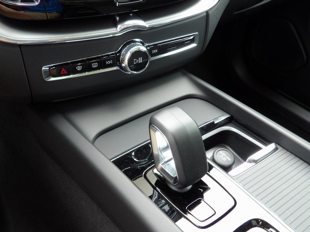 2025 Volvo XC60 Core - Photo 24