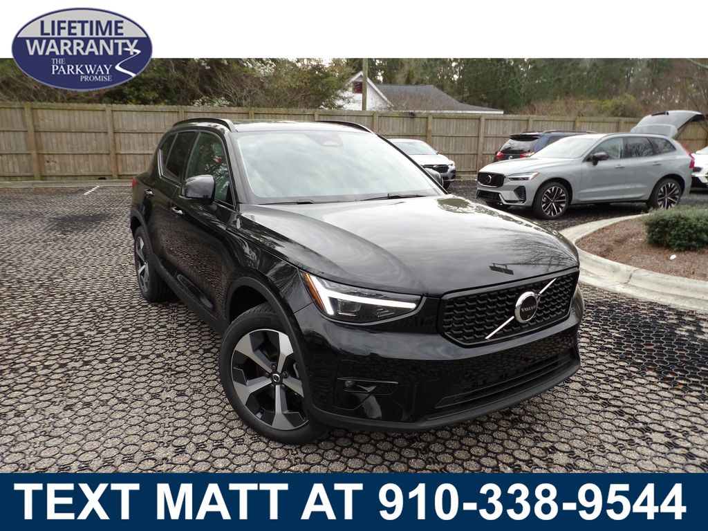2026 Volvo XC40 B5 Plus Dark AWD's photo