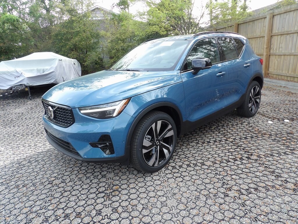 2025 Volvo XC40 photo 3