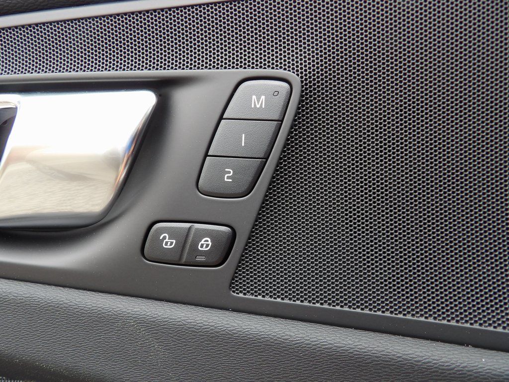 2025 Volvo XC60 Core - Photo 17