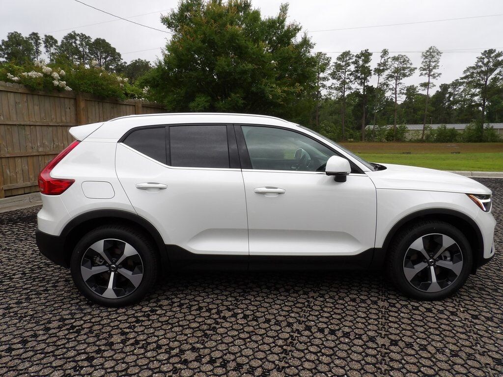 New 2025 Volvo XC40 B5 Core Bright Theme SUV
