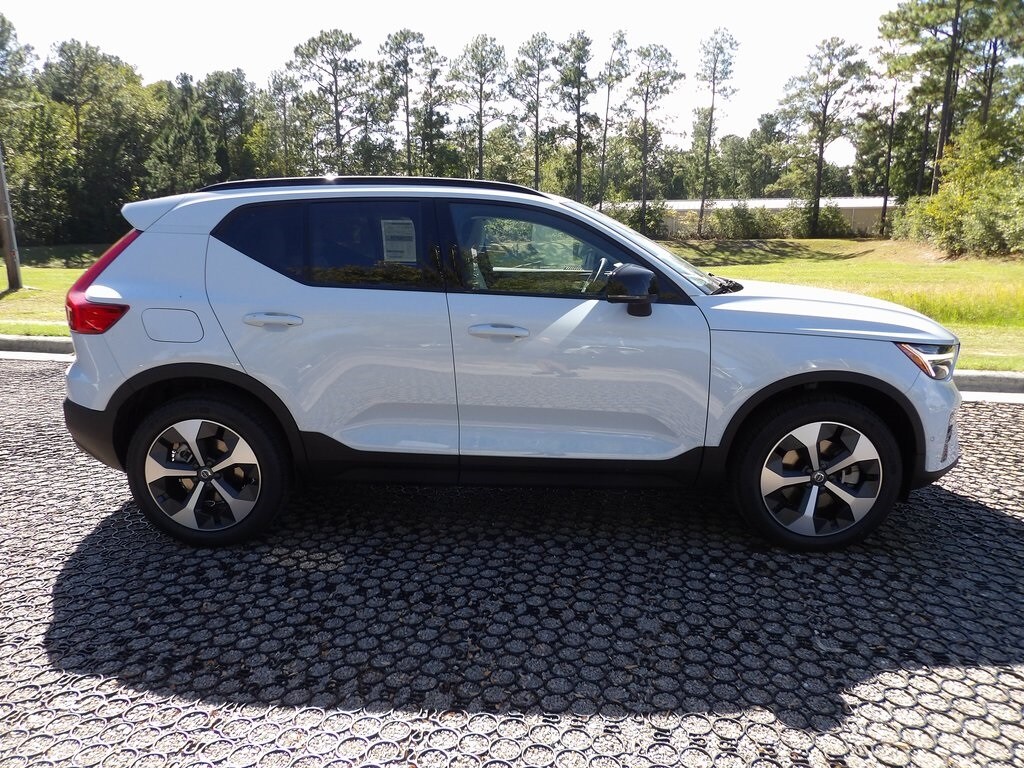2026 Volvo XC40 Plus photo 3