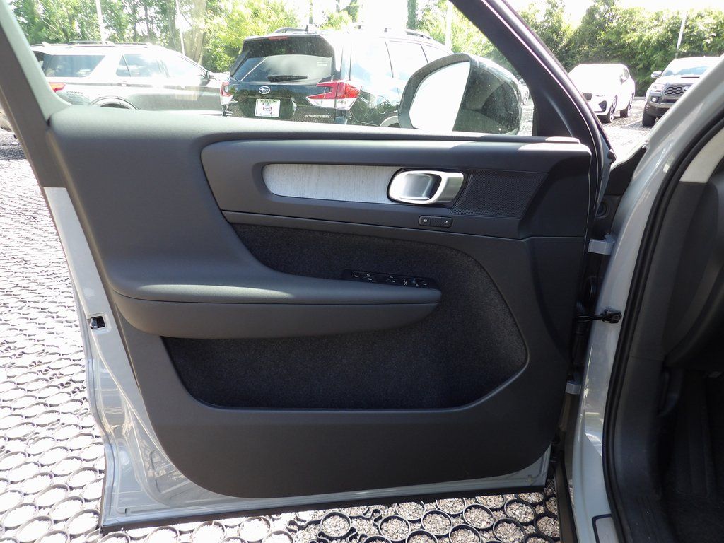 2026 Volvo XC40 Plus - Photo 11