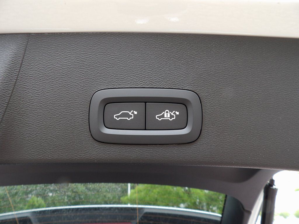 2025 Volvo XC40 Core - Photo 25