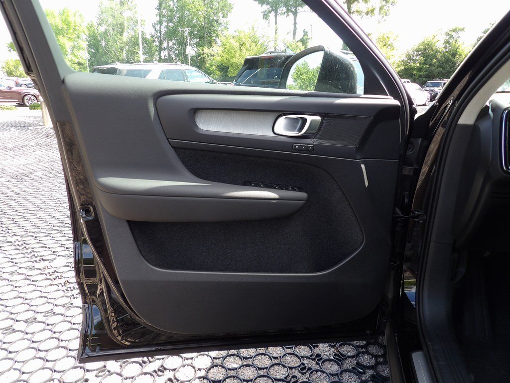 2026 Volvo XC40 Plus - Photo 11